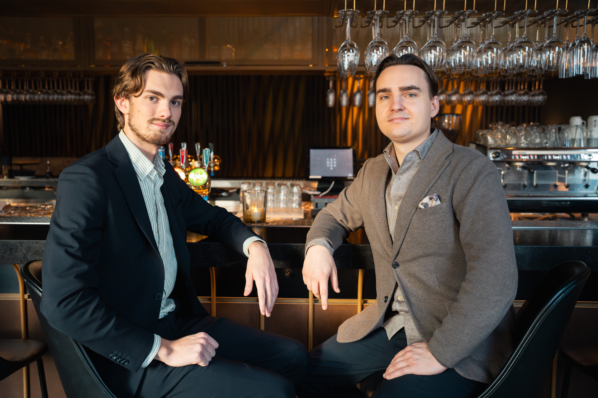 Två i Elevate Capital-teamet efter arbetsdagen i Stockholm
